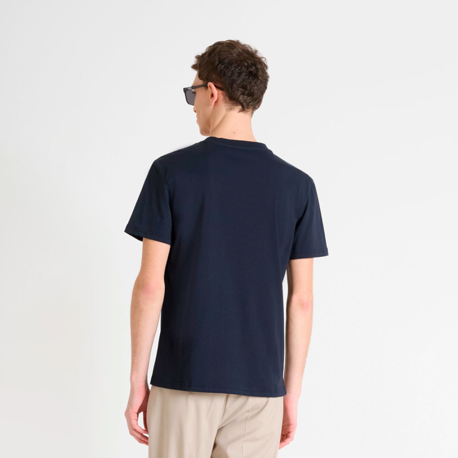 einfarbiges-t-shirt-mit-logo-in-normaler-passform einfarbiges-t-shirt-mit-logo-in-normaler-passform