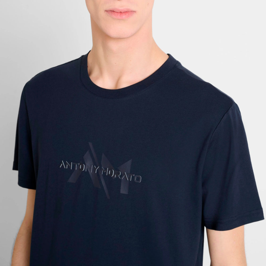 einfarbiges-t-shirt-mit-logo-in-normaler-passform einfarbiges-t-shirt-mit-logo-in-normaler-passform