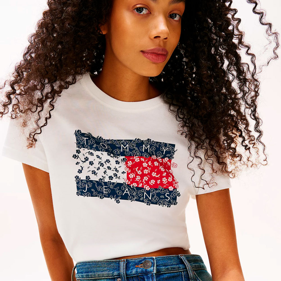 t-shirt-mit-blumenlogo