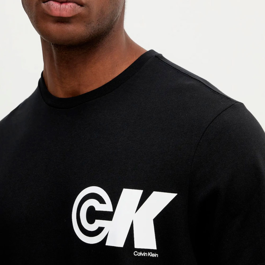 sportliches-t-shirt-mit-monogramm-grafiklogo sportliches-t-shirt-mit-monogramm-grafiklogo