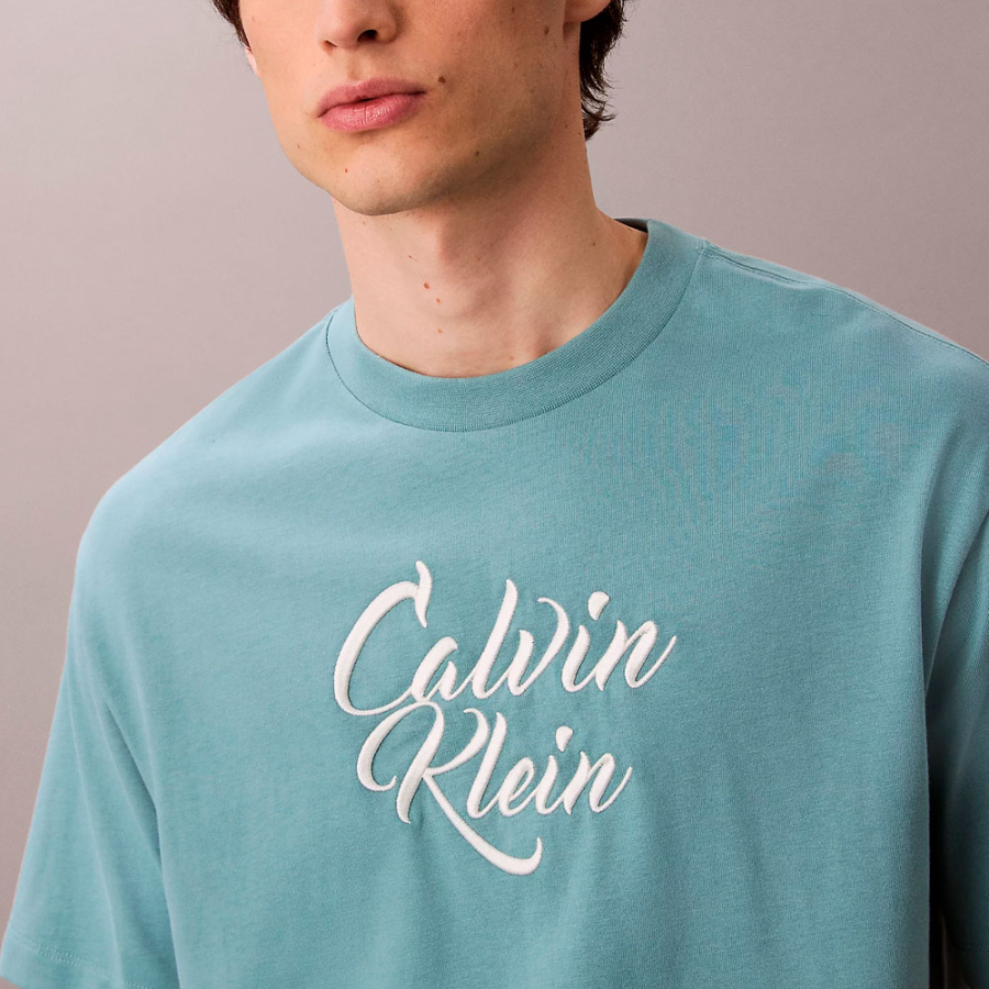 locker-geschnittenes-t-shirt-mit-grafischem-logo-und-schriftzug locker-geschnittenes-t-shirt-mit-grafischem-logo-und-schriftzug