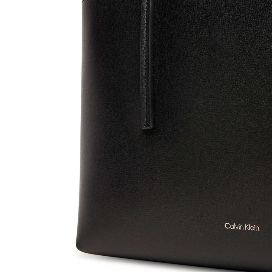 kleine-tote-tasche-mit-folienlogo