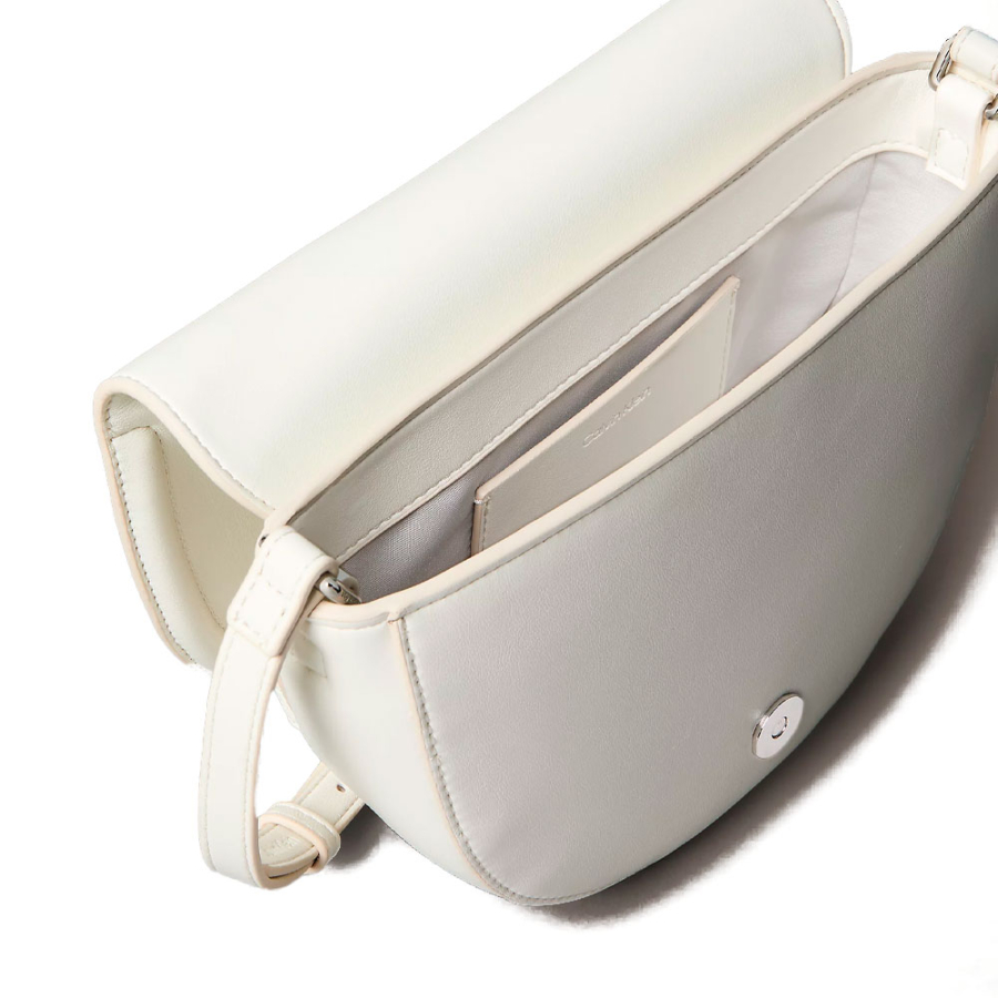 borsa-da-sella-con-monogramma-inciso borsa-da-sella-con-monogramma-inciso