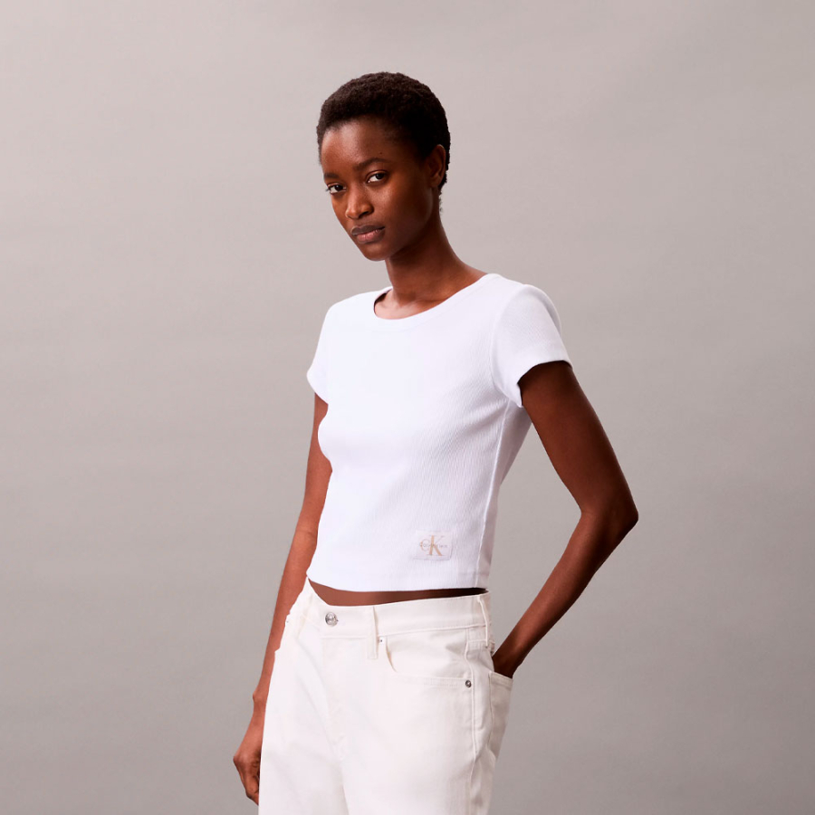 slim-fit-t-shirt-aus-gerippter-baumwolle-mit-aufnaher slim-fit-t-shirt-aus-gerippter-baumwolle-mit-aufnaher