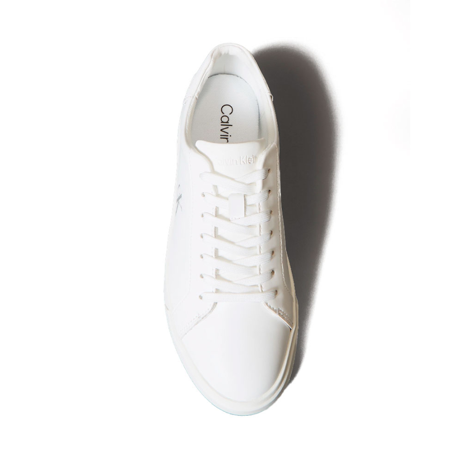 tenis-de-couro-com-logotipo-diferenciado
