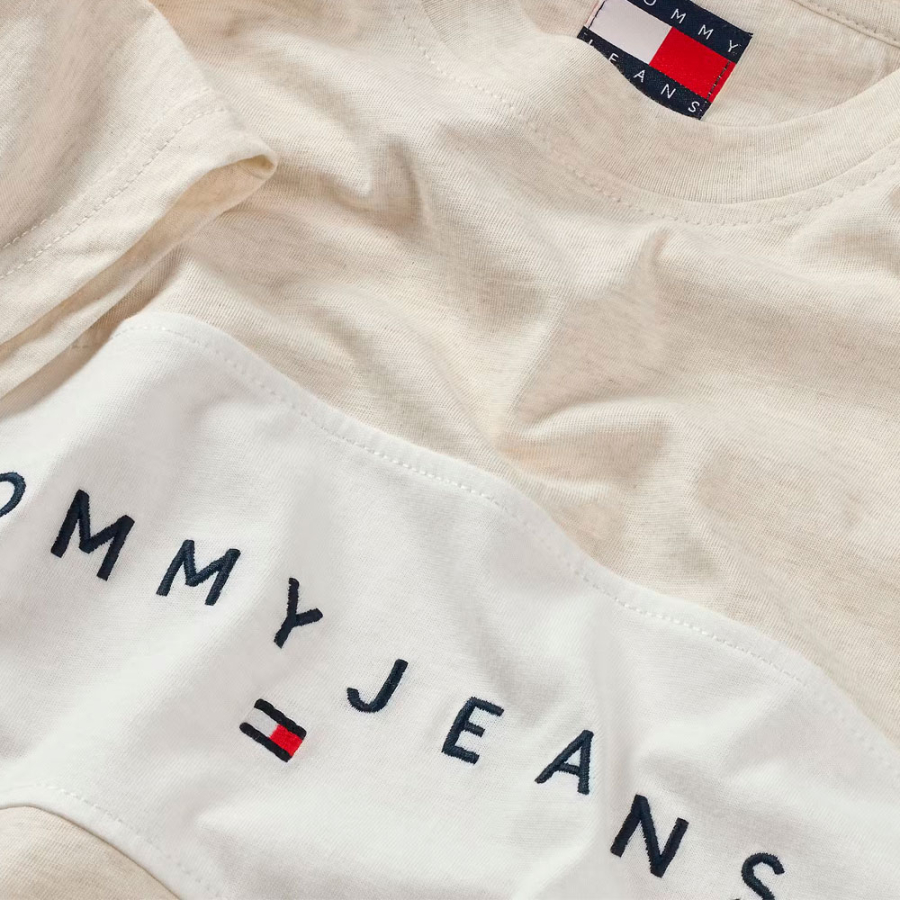 t-shirt-con-logo-lineare
