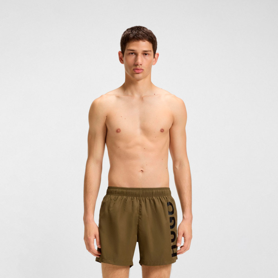 schnelltrocknende-badeshorts-mit-vertikalem-logo-print schnelltrocknende-badeshorts-mit-vertikalem-logo-print