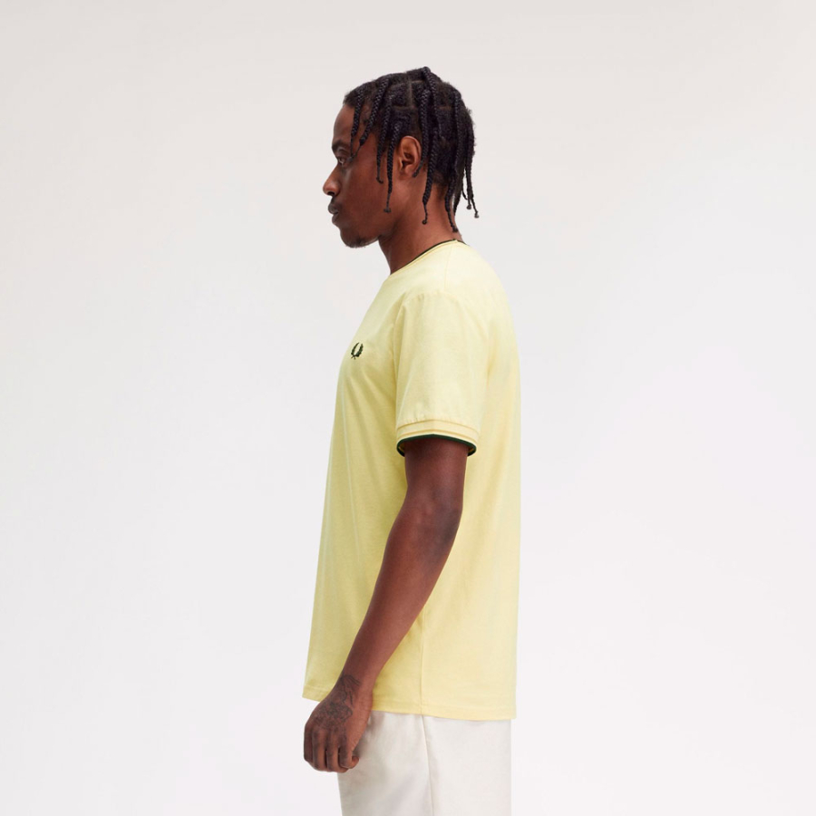 camiseta-com-acabamento-em-duas-listras
