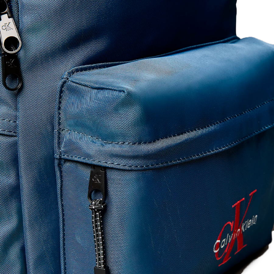 mochila-de-nylon-com-logotipo-de-monograma