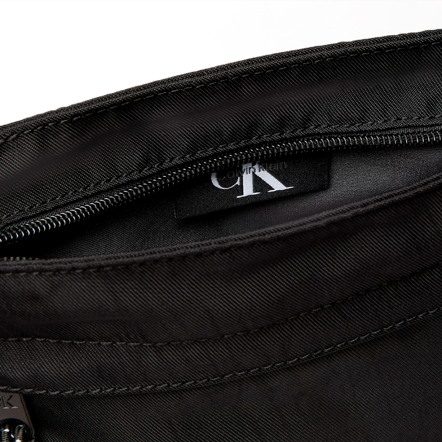 sac-plat-en-nylon-avec-logo-monogramme sac-plat-en-nylon-avec-logo-monogramme