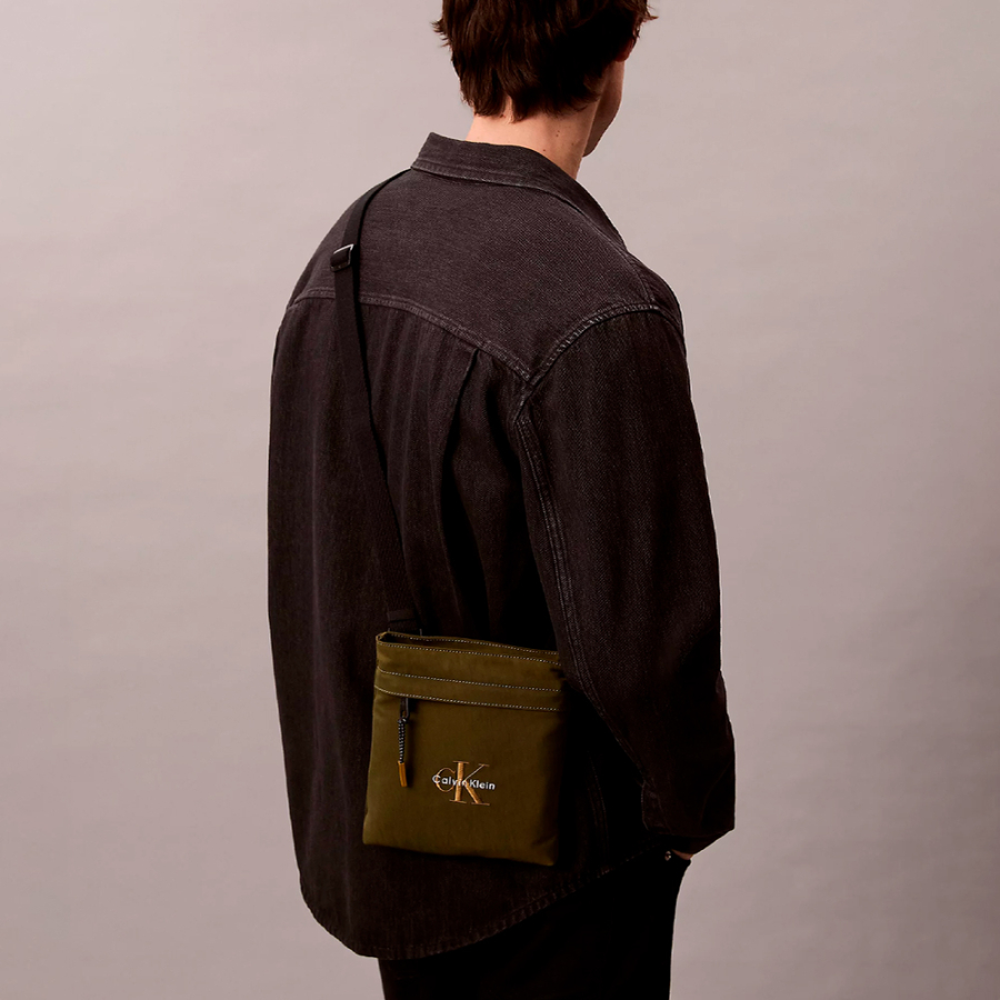 bolsa-plana-de-nailon-con-logo-monograma bolsa-plana-de-nailon-con-logo-monograma