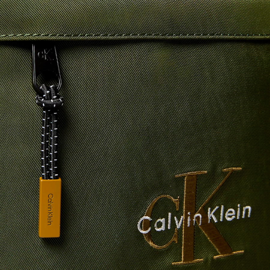 flache-nylontasche-mit-monogramm-logo flache-nylontasche-mit-monogramm-logo