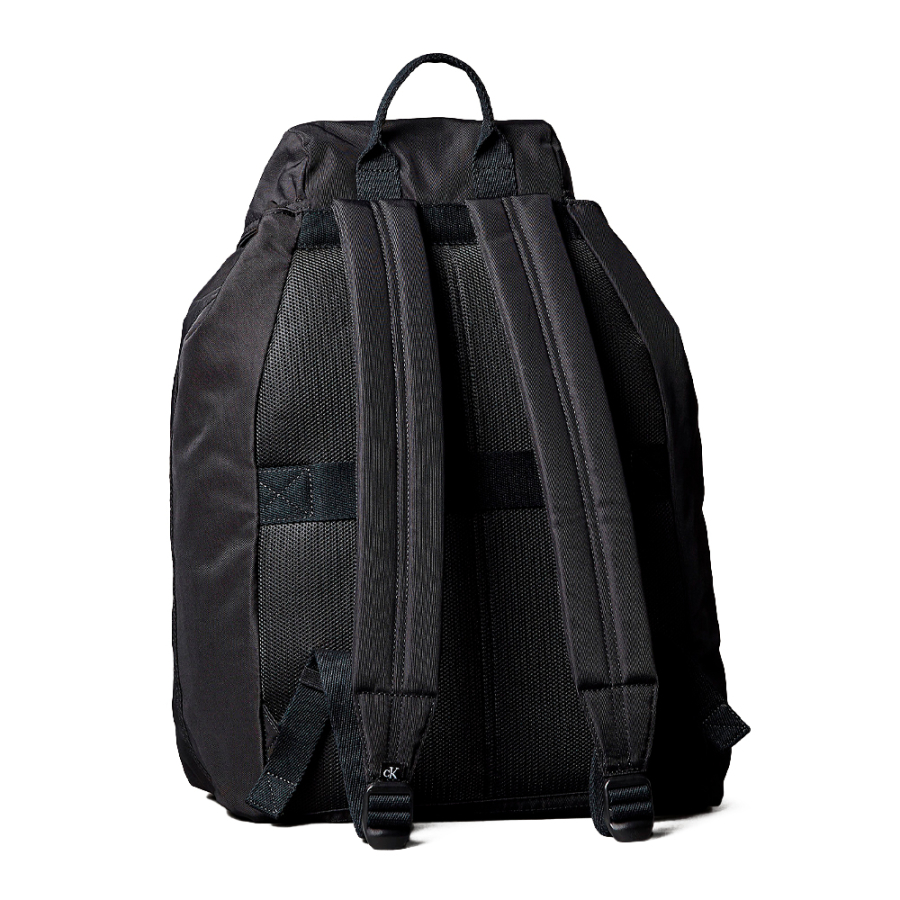 nylon-rucksack-mit-klappe-und-monogramm-logo nylon-rucksack-mit-klappe-und-monogramm-logo
