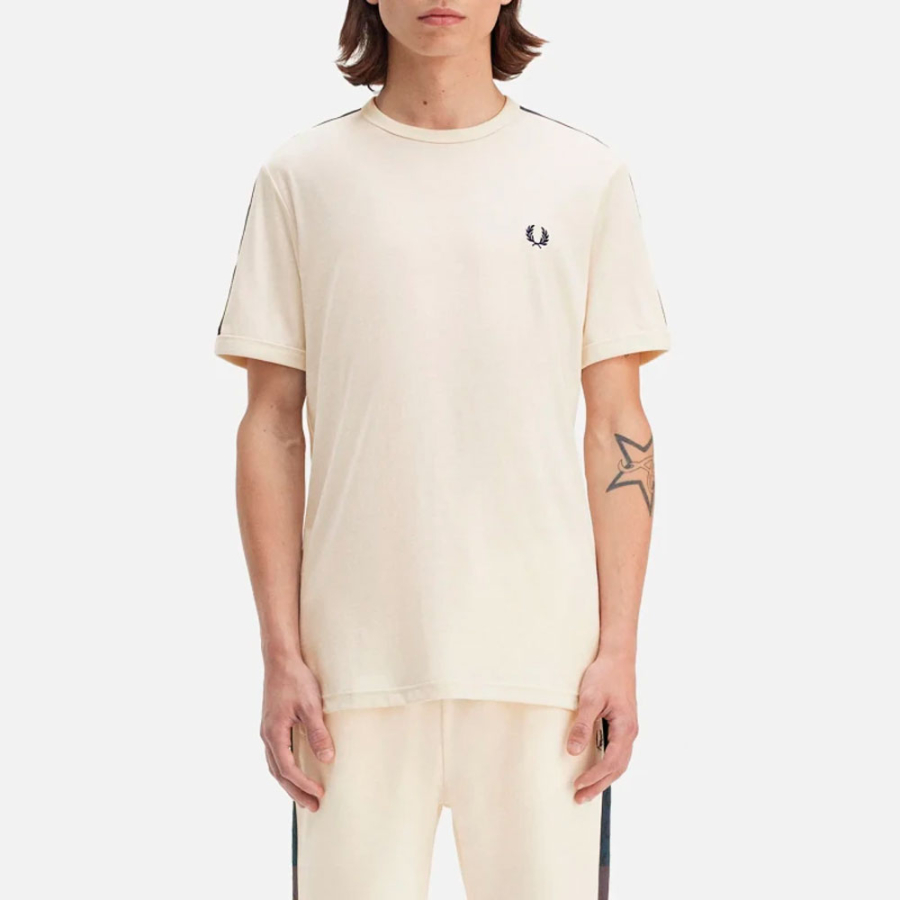 ringer-t-shirt-mit-kontrastband