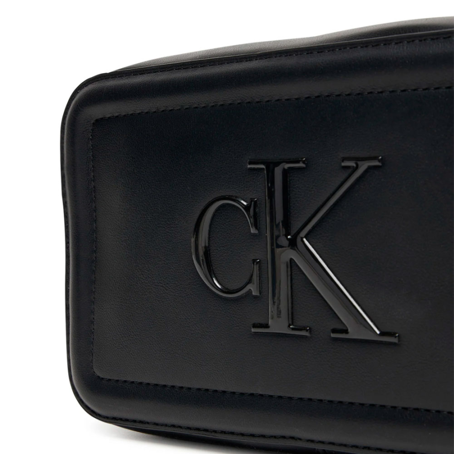 bolso-cruzado-con-logo-monograma-grabado
