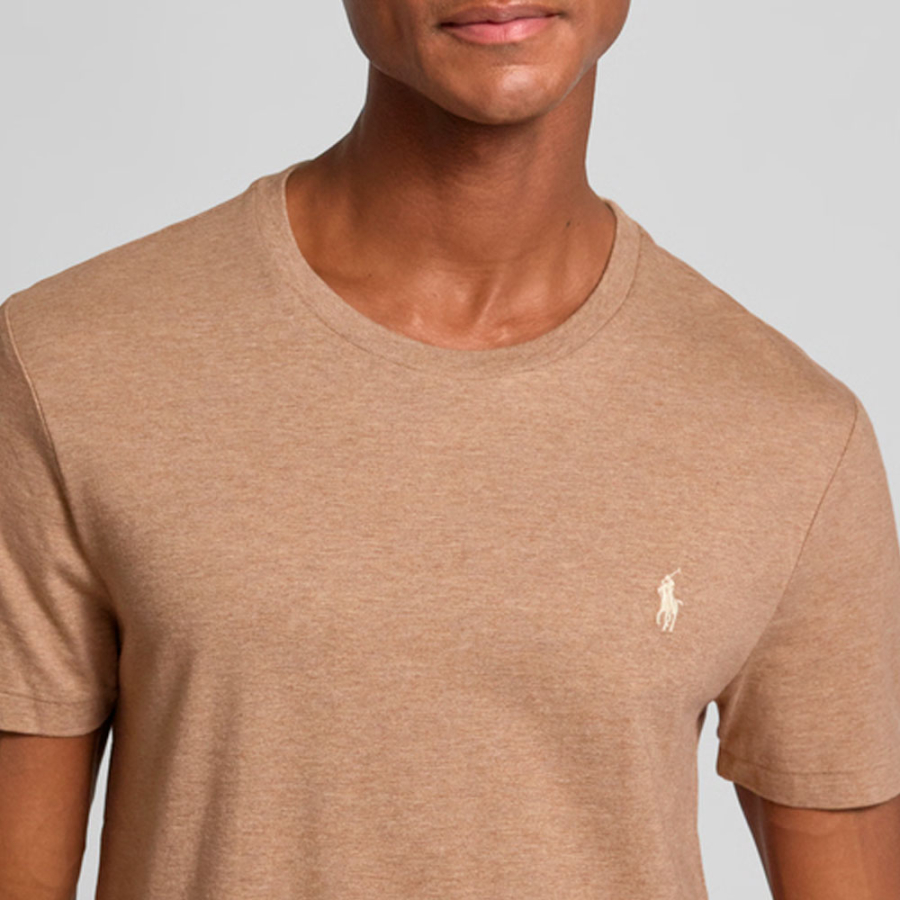 camiseta-con-logo-cosido