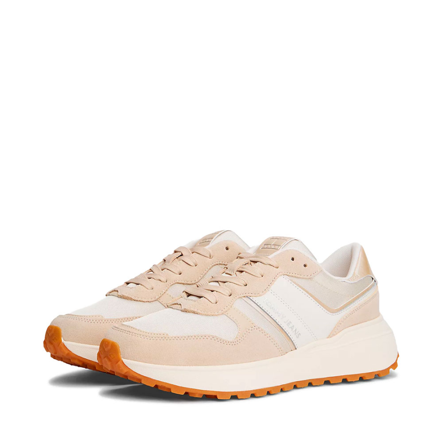 baskets-en-daim-avec-un-melange-de-textures baskets-en-daim-avec-un-melange-de-textures