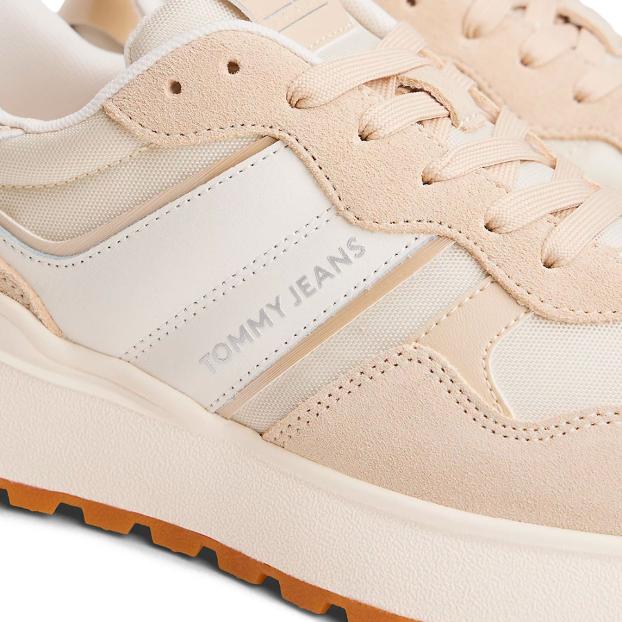 baskets-en-daim-avec-un-melange-de-textures baskets-en-daim-avec-un-melange-de-textures