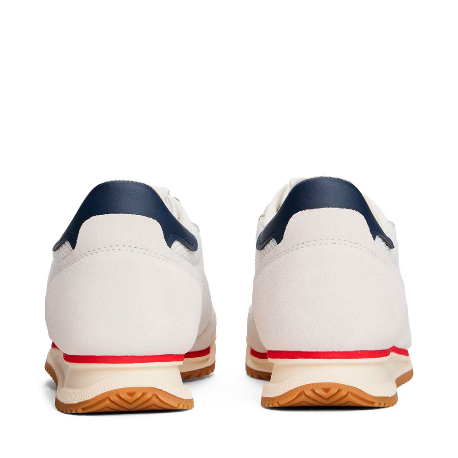 baskets-a-lacets-avec-semelles-crantees baskets-a-lacets-avec-semelles-crantees