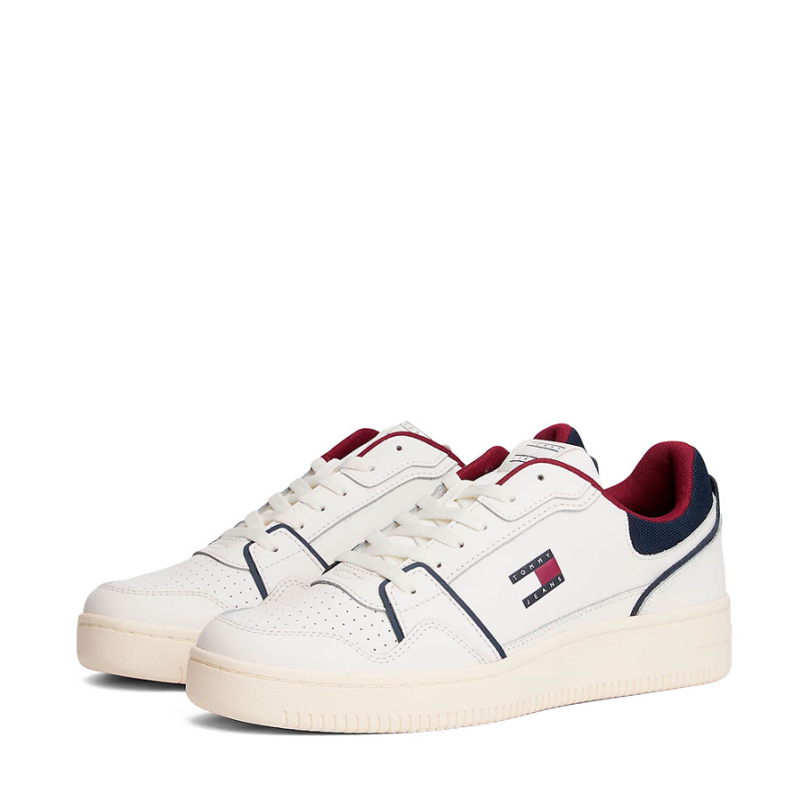 chaussures-de-basket-ball-a-semelle-fine-et-dentee chaussures-de-basket-ball-a-semelle-fine-et-dentee