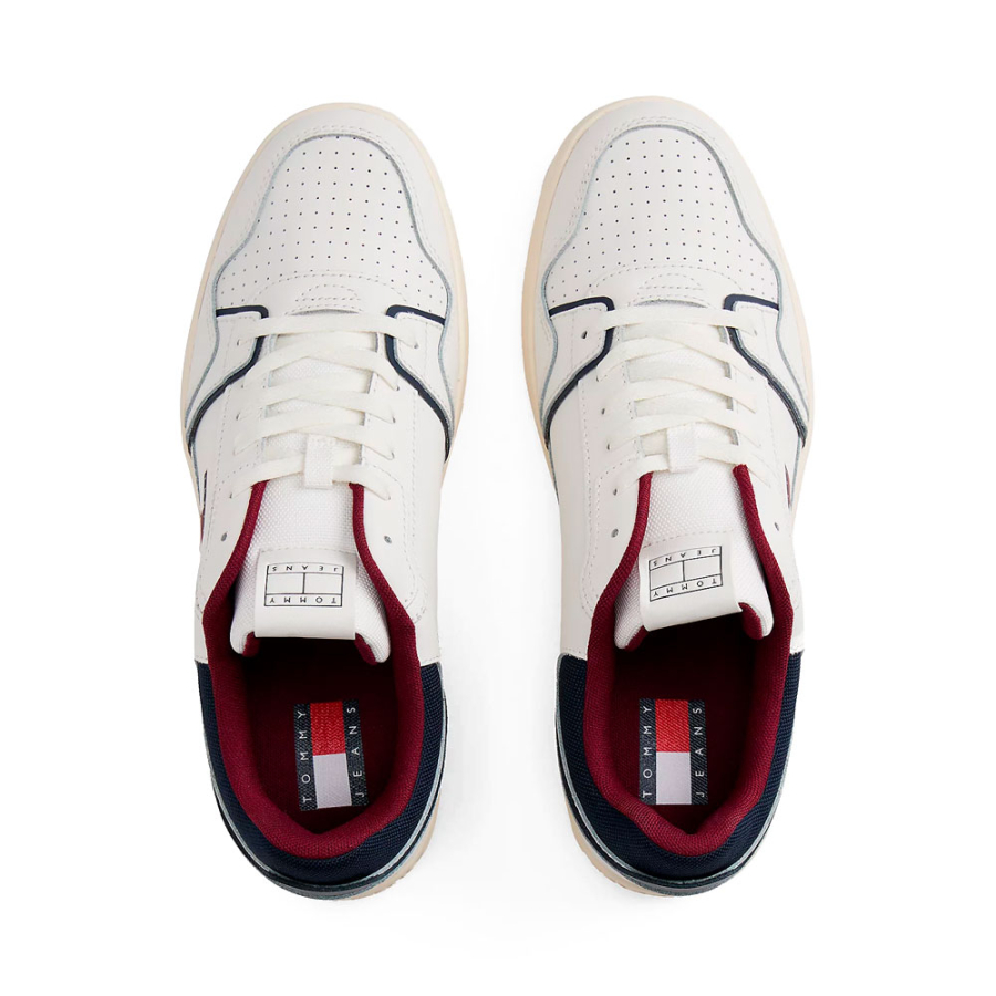 basketball-shoes-with-a-thin-toothed-sole