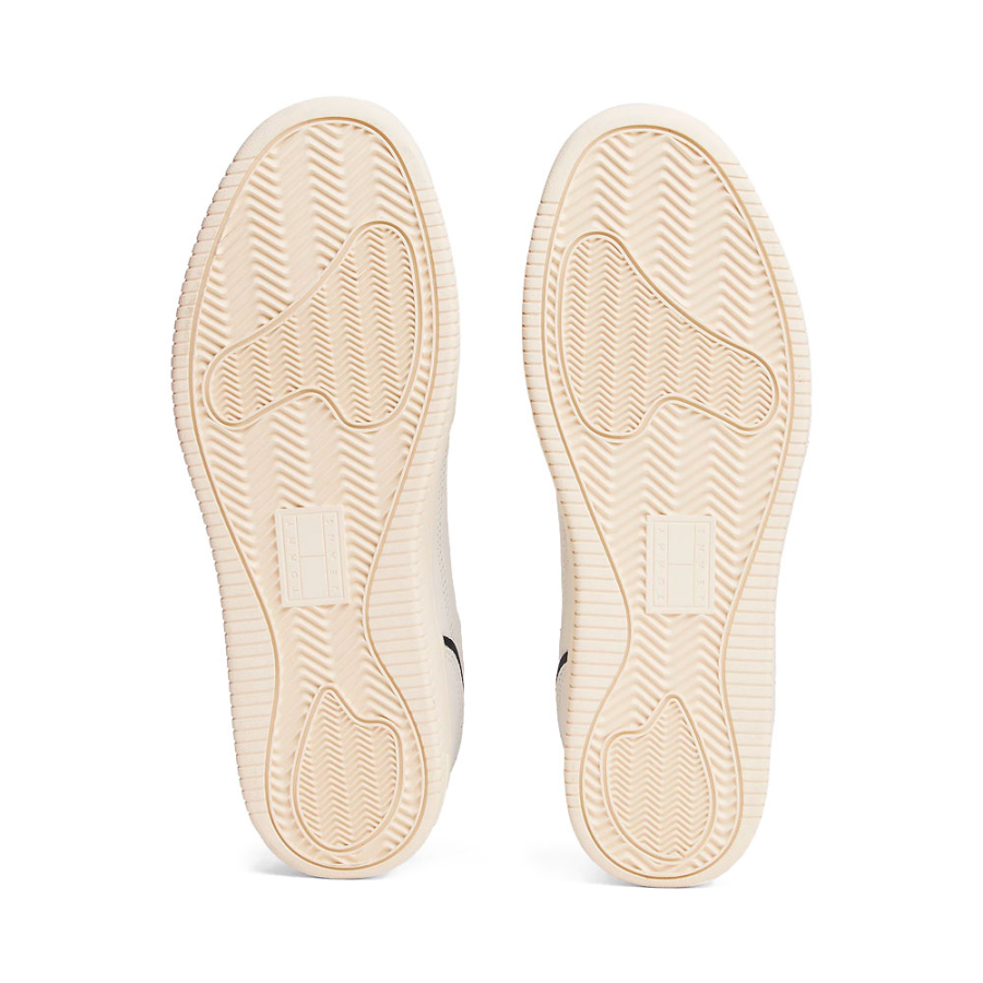 basketball-shoes-with-a-thin-toothed-sole