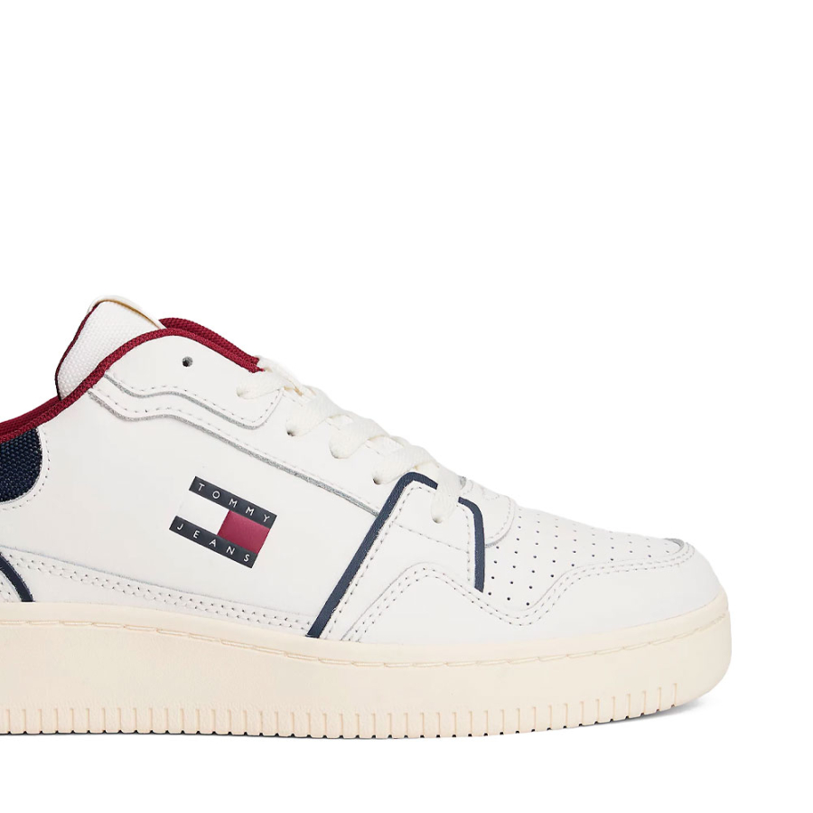 basketball-shoes-with-a-thin-toothed-sole