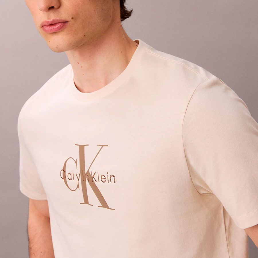 camiseta-con-logo-monograma