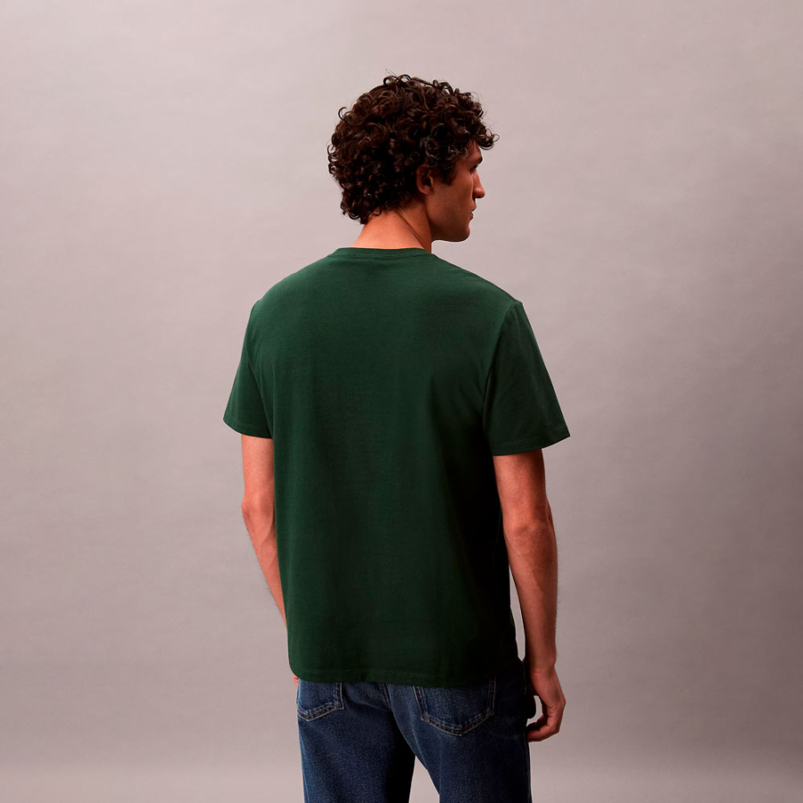 camiseta-com-logotipo-do-monograma