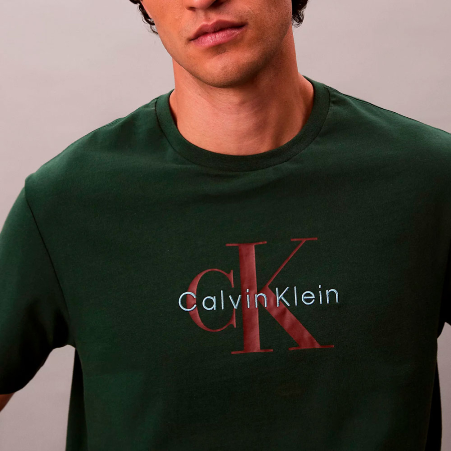 camiseta-com-logotipo-do-monograma