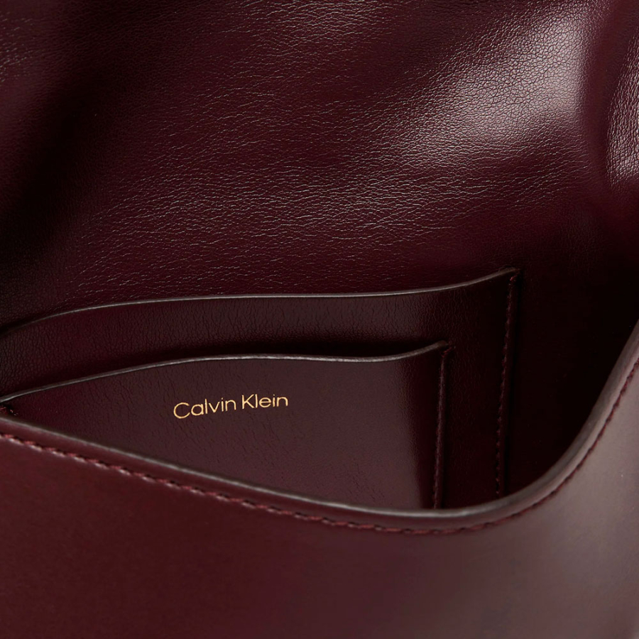 bolsa-de-ombro-pequena-com-corrente-de-ferragens-com-monograma-e-logotipo