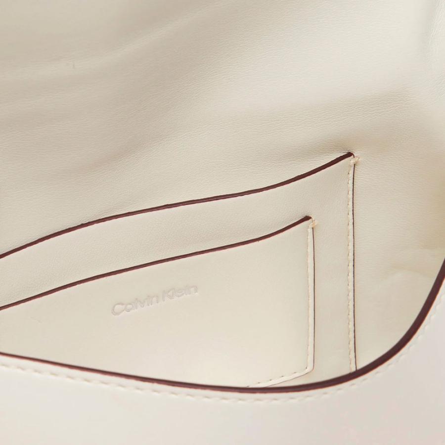 kleine-umhangetasche-mit-metallkette-mit-monogramm-logo kleine-umhangetasche-mit-metallkette-mit-monogramm-logo