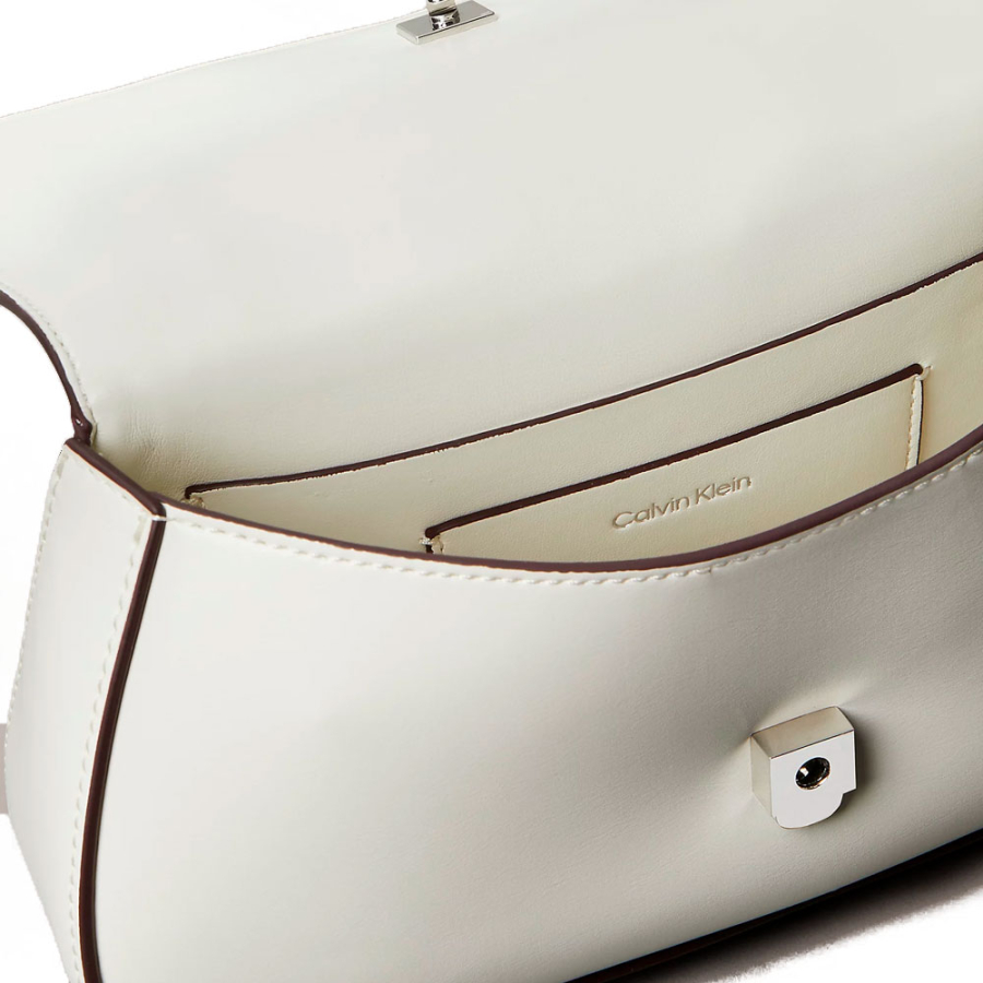 bolsa-tote-com-ferragens-de-logotipo-de-monograma