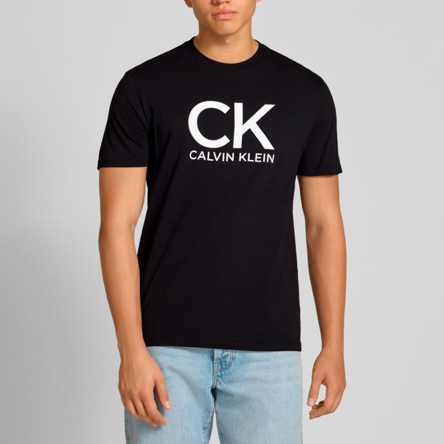 camiseta-com-logotipo-grande