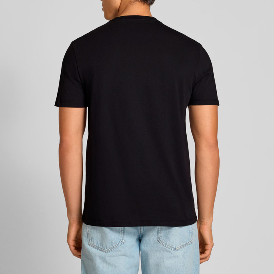 camiseta-com-logotipo-grande