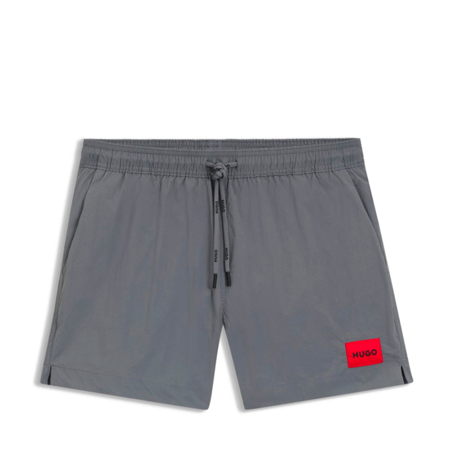 banador-tipo-shorts-con-forro-integral-y-etiqueta-con-logo-roja