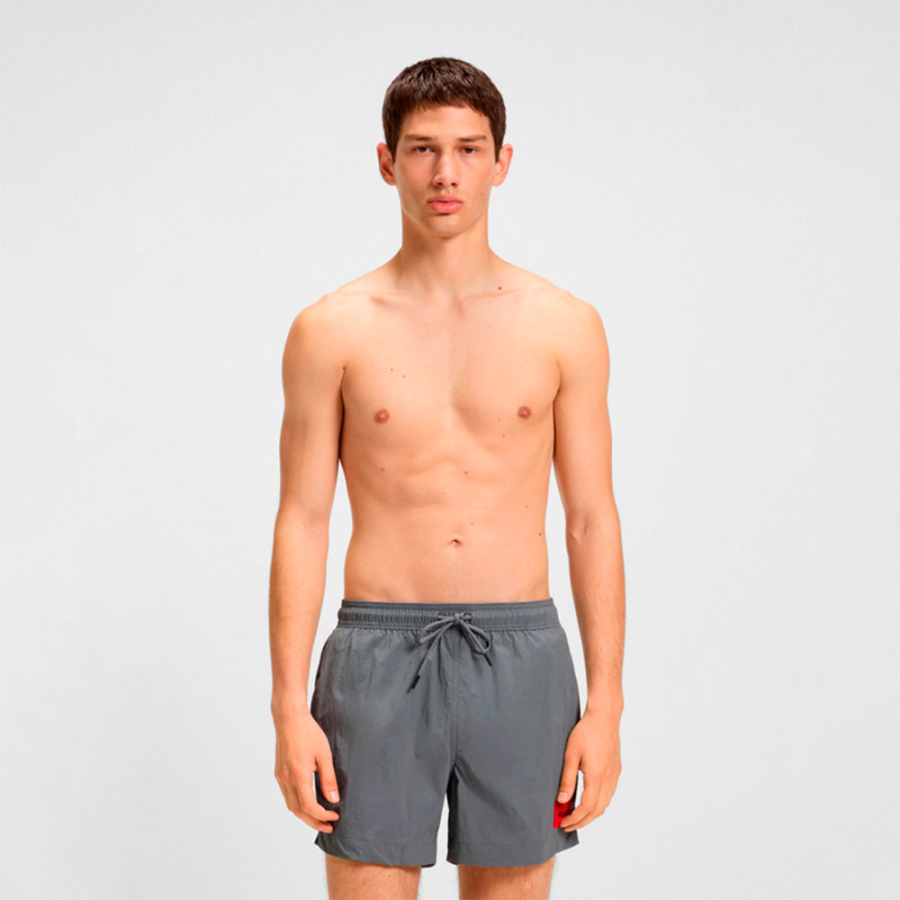 banador-tipo-shorts-con-forro-integral-y-etiqueta-con-logo-roja