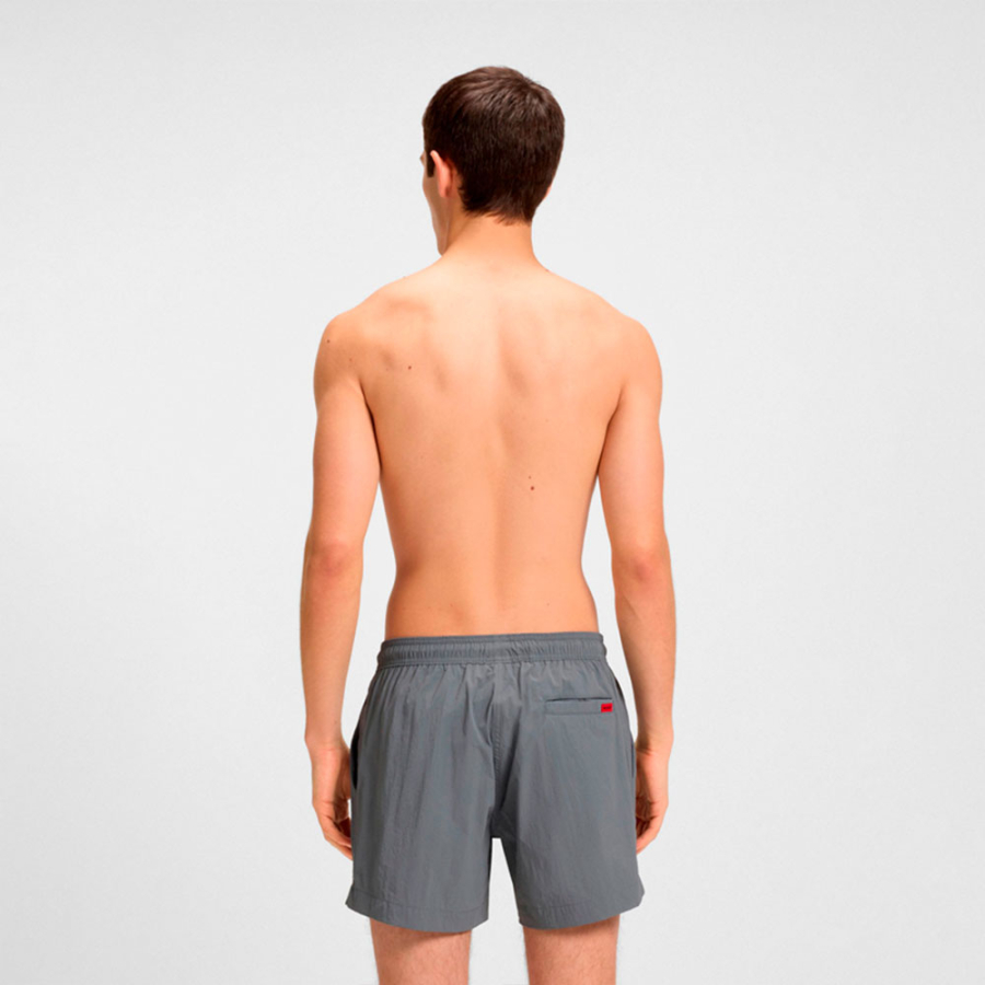 banador-tipo-shorts-con-forro-integral-y-etiqueta-con-logo-roja