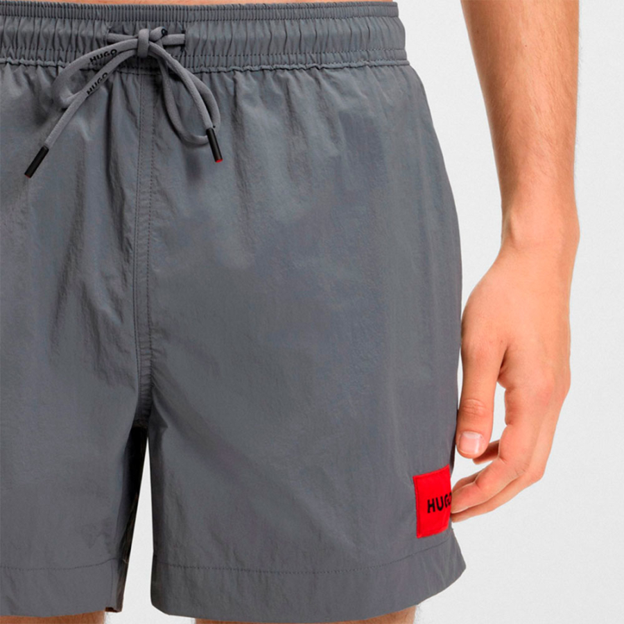 banador-tipo-shorts-con-forro-integral-y-etiqueta-con-logo-roja