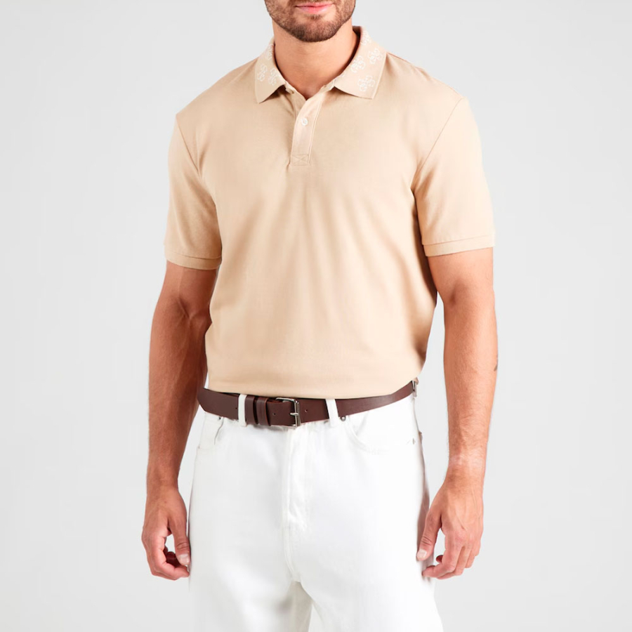 polo-com-logo-no-pescoco