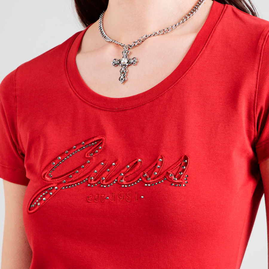 camiseta-com-logotipo-bordado
