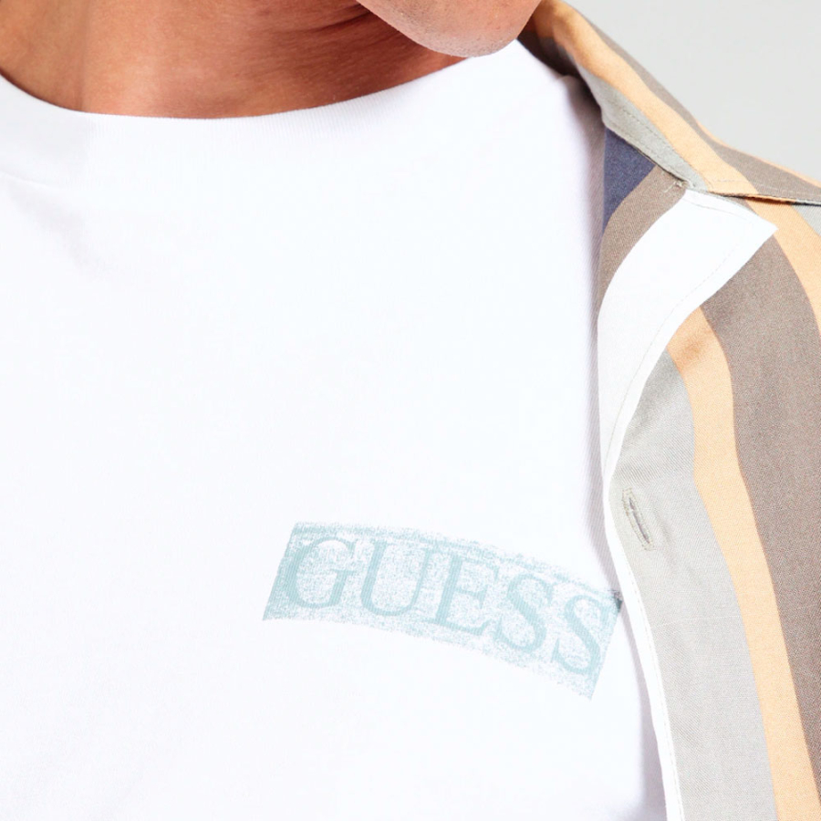camiseta-oversized-com-logo-nas-costas