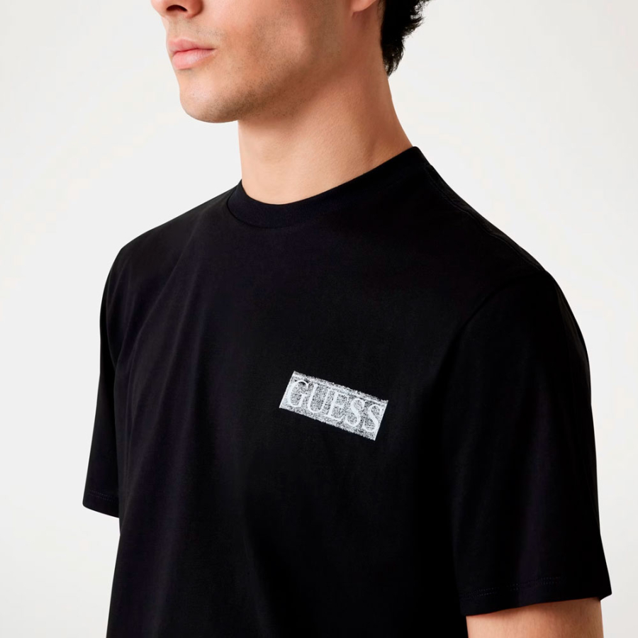 camiseta-con-logotipo-en-la-espalda-oversize