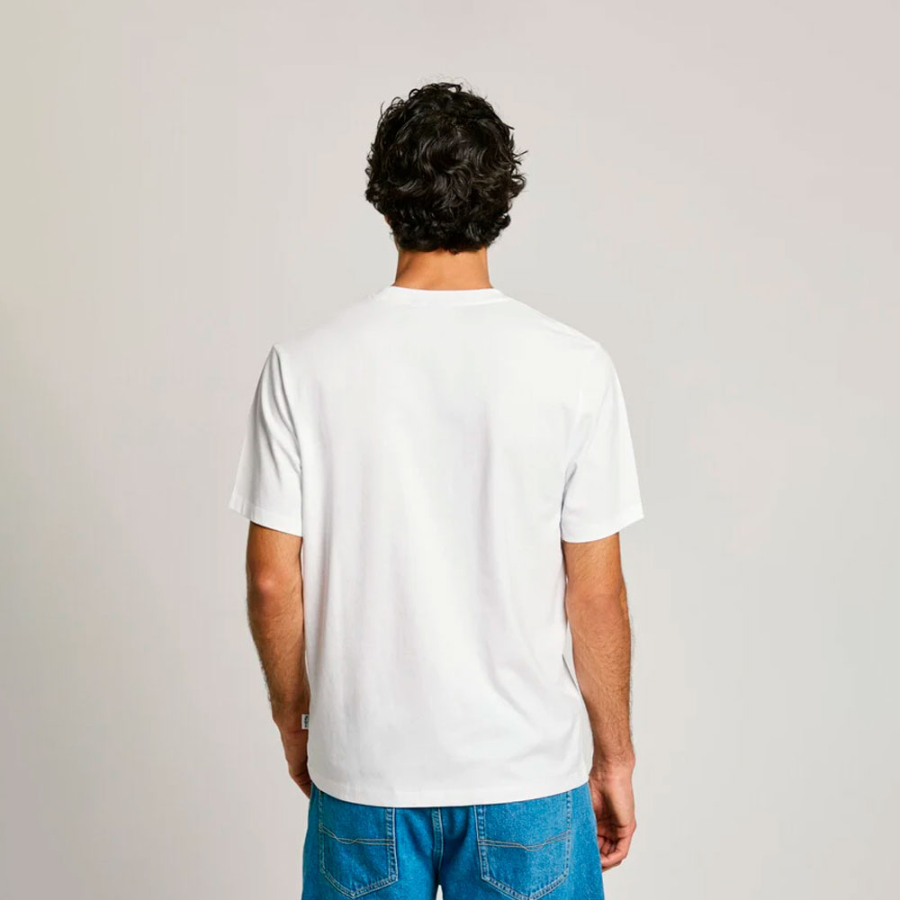 camiseta-com-logotipo-bordado-de-corte-regular