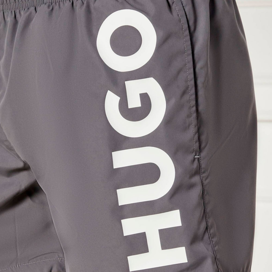 banador-tipo-shorts-de-secado-rapido-con-logo-estampado-vertical