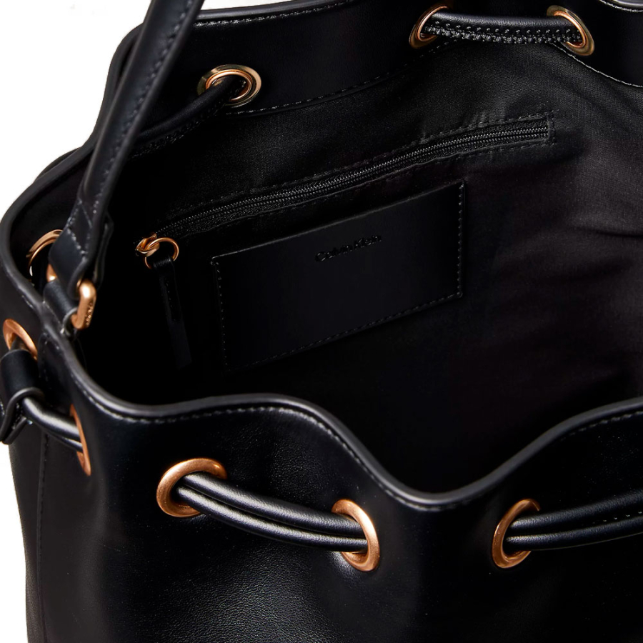 borsa-a-sacco-con-logo-monogramma-inciso borsa-a-sacco-con-logo-monogramma-inciso