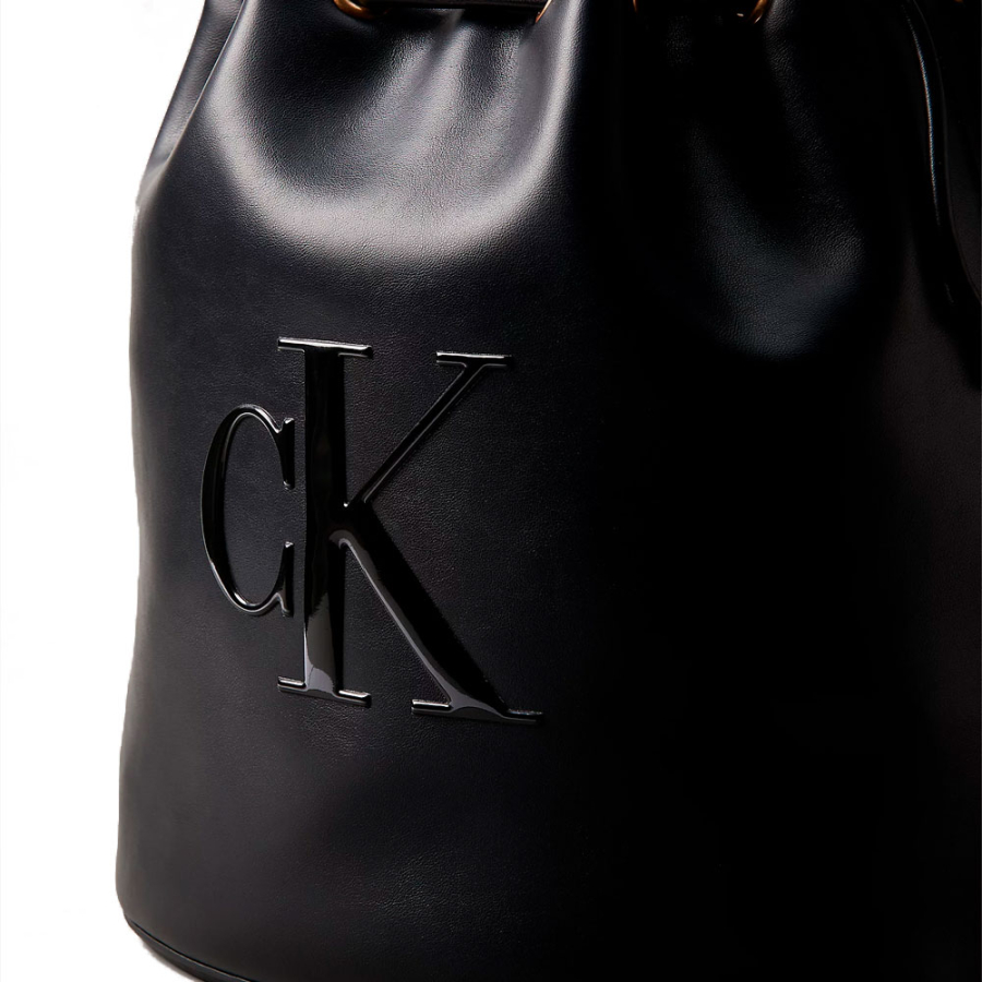bolso-saco-con-logo-monograma-grabado bolso-saco-con-logo-monograma-grabado