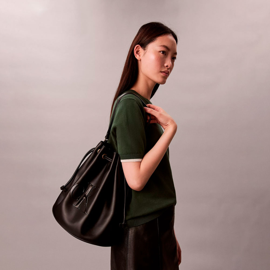 bolso-saco-con-logo-monograma-grabado bolso-saco-con-logo-monograma-grabado