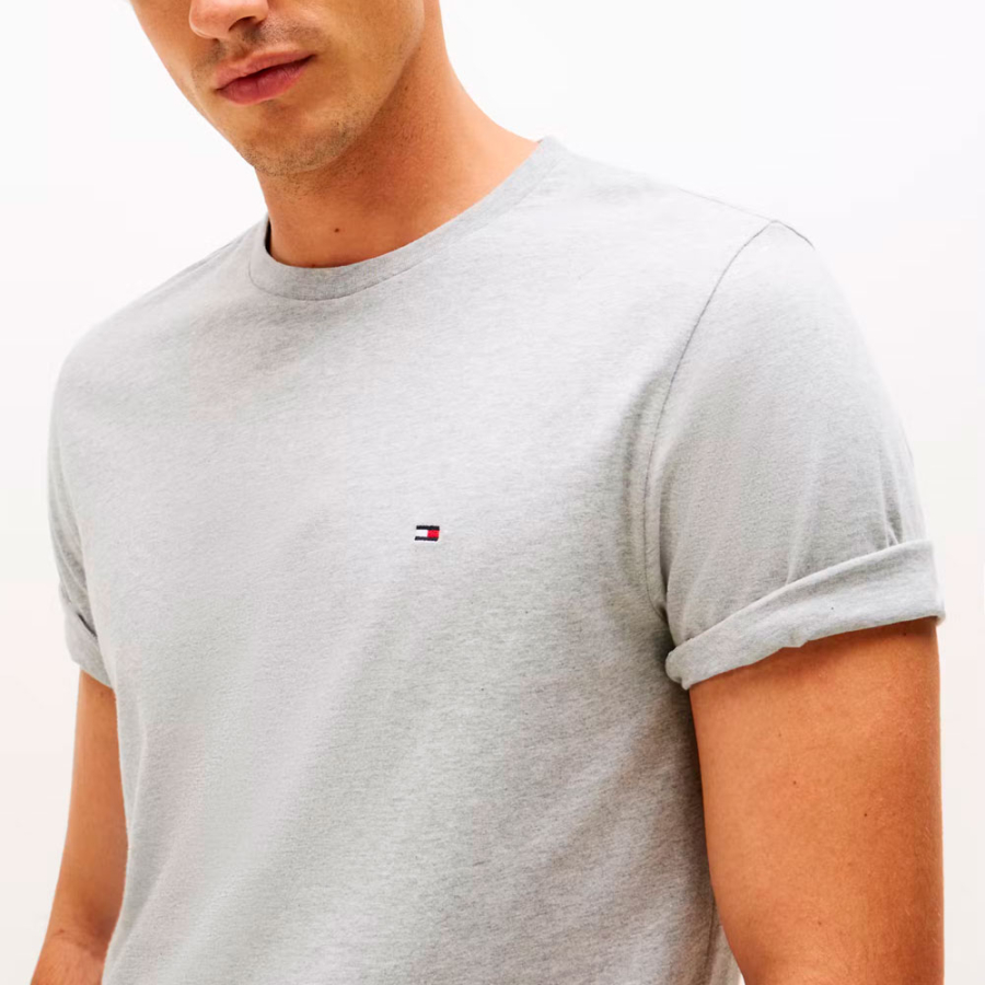 camiseta-de-gola-redonda-com-logotipo-bordado camiseta-de-gola-redonda-com-logotipo-bordado