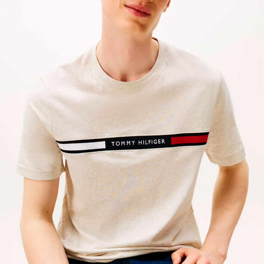 t-shirt-aus-stretch-strick-mit-logo t-shirt-aus-stretch-strick-mit-logo